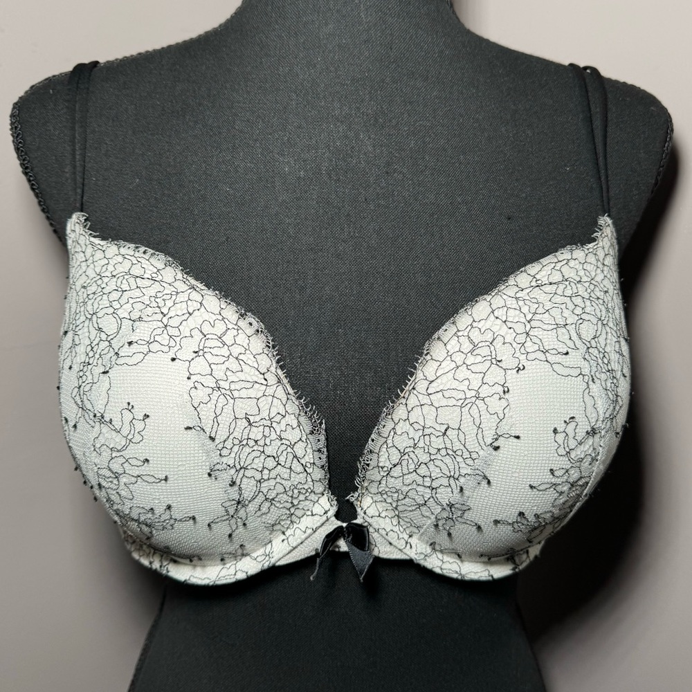 Victoria’s Secret 32DDD White / Black Very Sexy Push Up Bra